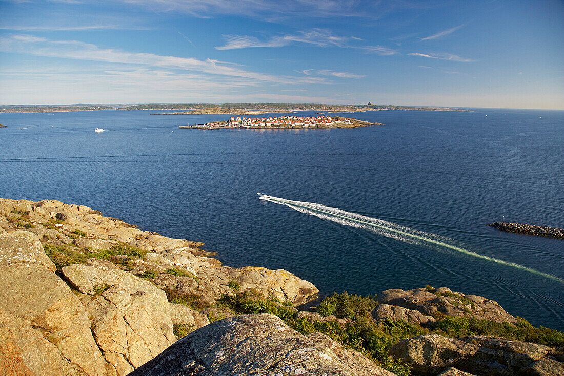 Blick von Rönnäng auf Tjörn zur Insel Astol, vorn, und Insel Istön mit Marstrand, hinten, Provinz Bohuslaen, Westküste, Schweden, Europa