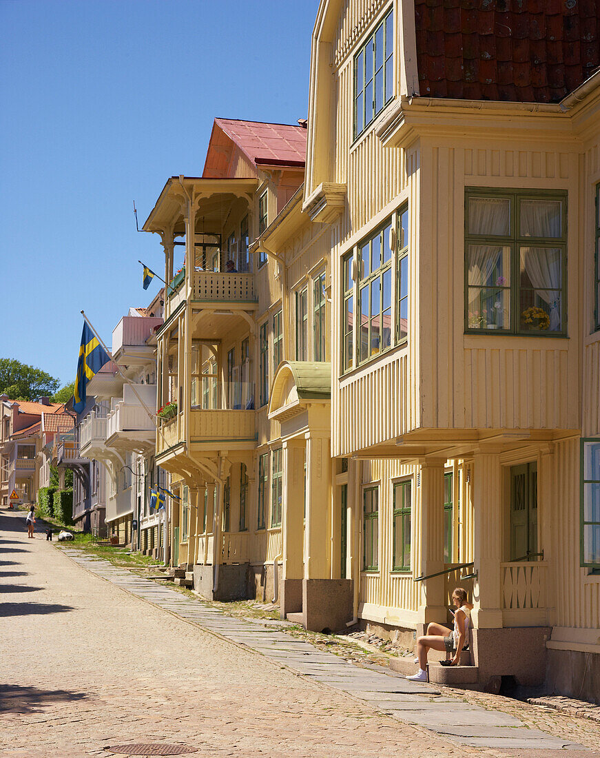 Gasse mit Holzhäuser, Insel Istön, Provinz Bohuslaen, Westküste, Schweden, Europa