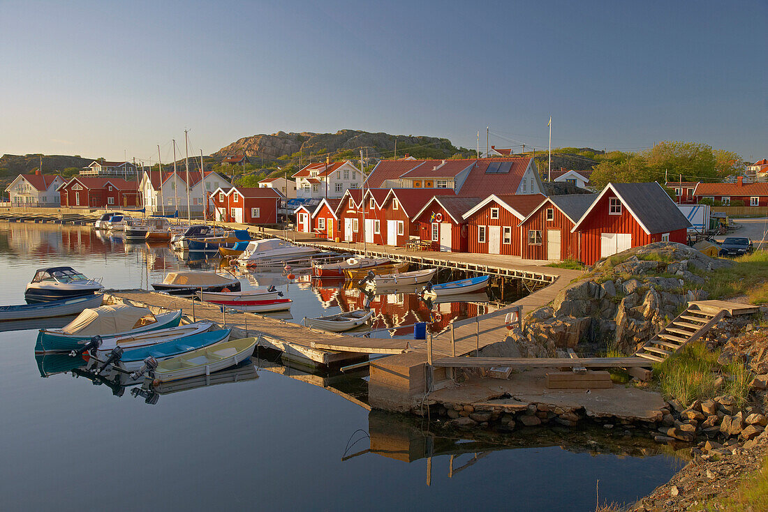 Boote und Bootshäuser im Hafen von Bleket, Insel Tjörn, Provinz Bohuslaen, Westküste, Schweden, Europa