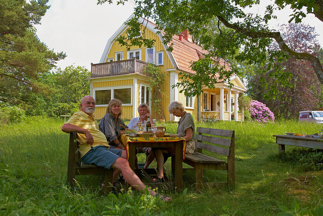 Lunch im Garten von Gunilla, Ewis Schwester, und ihrem Mann Jan in Västra Bodarne am Mjörn, Provinz Bohuslaen, Westküste, Schweden, Europa