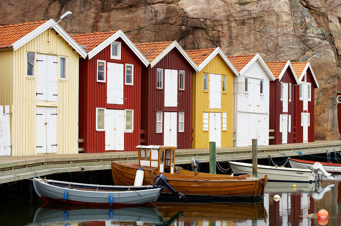 Boote und Bootshäuser im Hafen von Smögen, Halbinsel Sotenäs, Provinz Bohuslaen, Westküste, Schweden, Europa