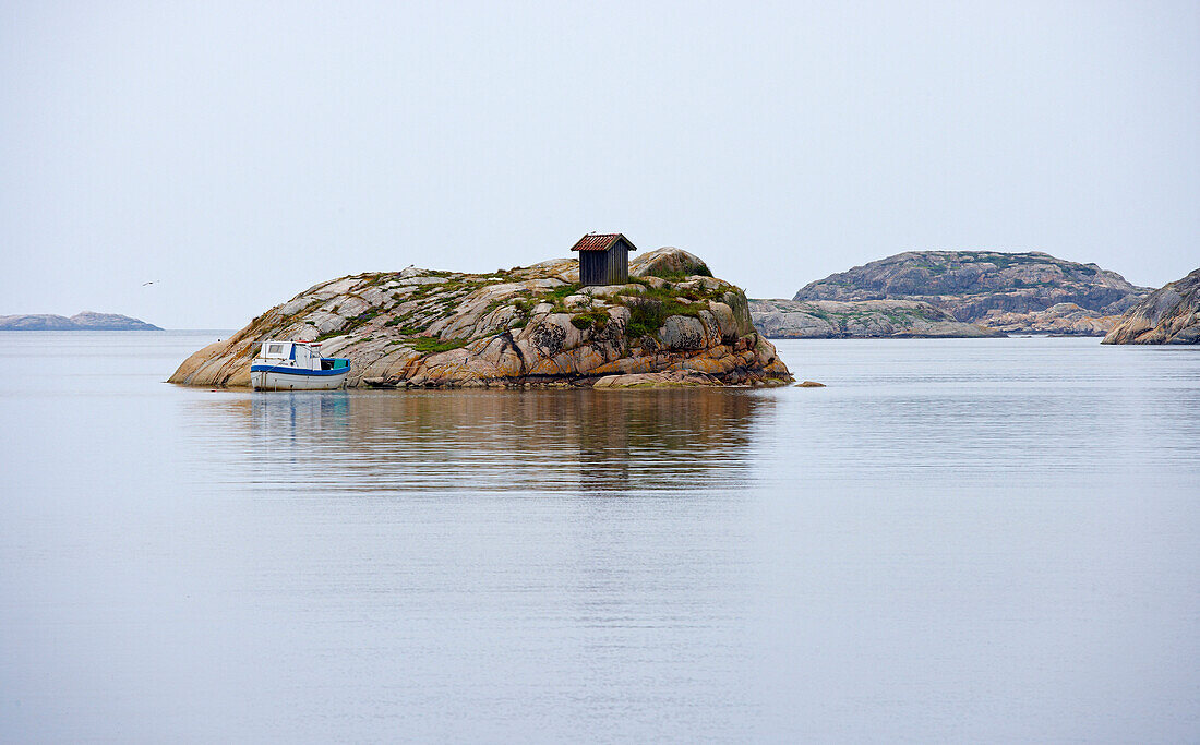 Felseninselchen mit Hütte vor Edsvik bei Grebbestad, Provinz Bohuslaen, Westküste, Schweden, Europa