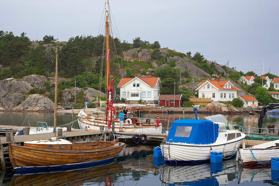 Boote und Bootshäuser im Hafen von Havestensund, Provinz Bohuslaen, Westküste, Schweden, Europa