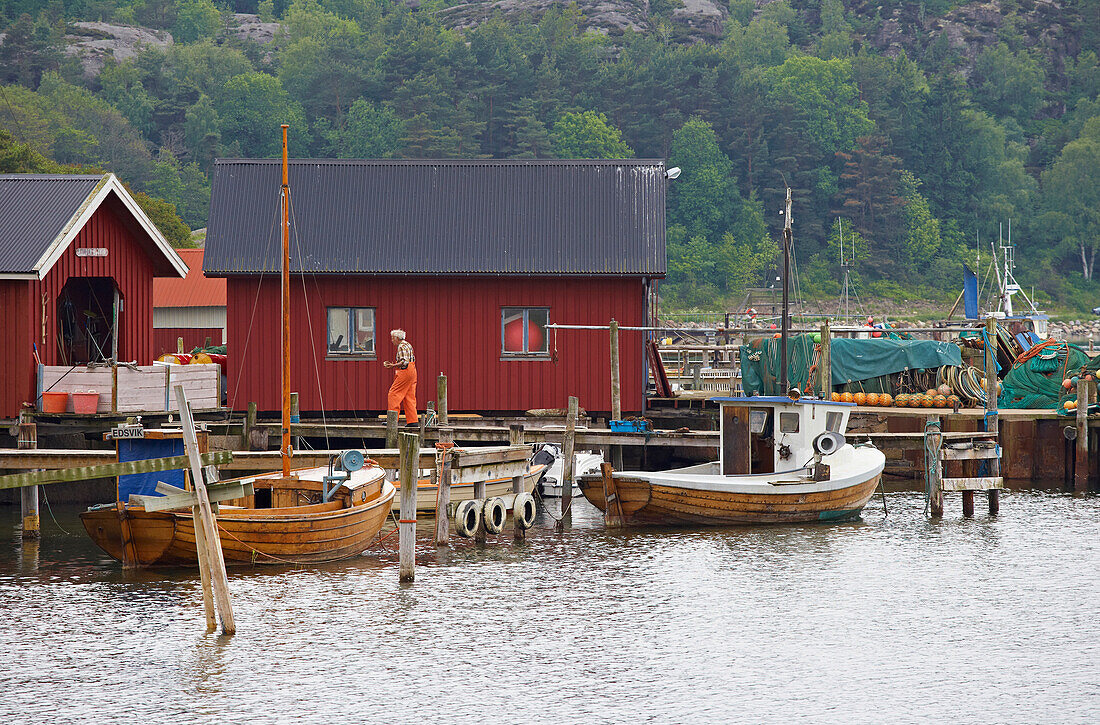 Boote und Bootshäuser im Hafen von Edsvik bei Grebbestad, Provinz Bohuslaen, Westküste, Schweden, Europa