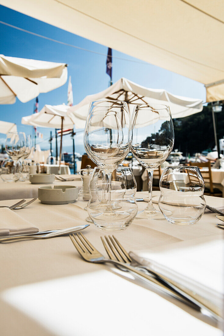 Nahaufnahme von Gläser auf einem Tisch, Restaurant, Portofino, Provinz Genua, Riviera di Levante, Ligurien, Italien