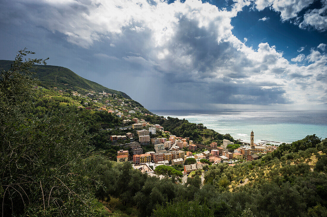 Blick auf Moneglia, Provinz Genua, Riviera di Levante, Ligurien, Italien