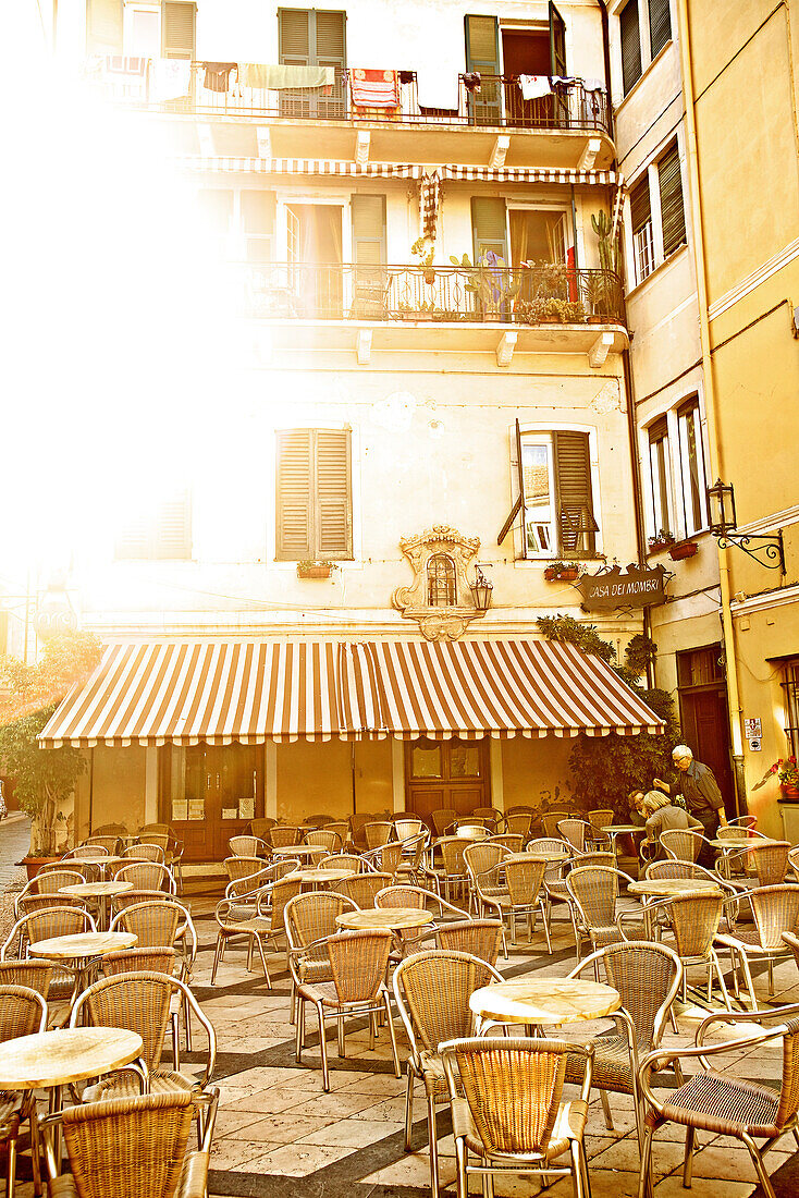 Straßencafe im Gegenlicht, Finale Ligure, Provinz Savona, Ligurien, Italien