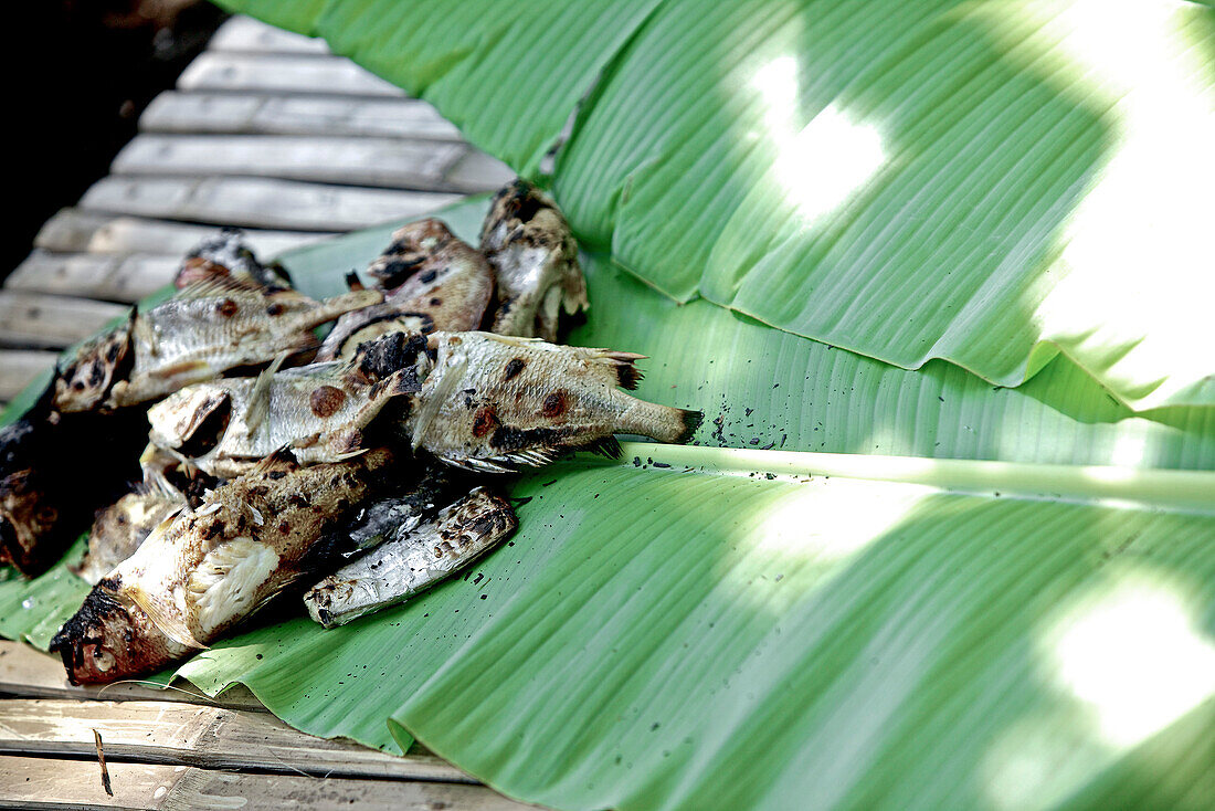 Zubereiteter Fisch auf Palmenblättern, Denpasar, Bali, Indonesien