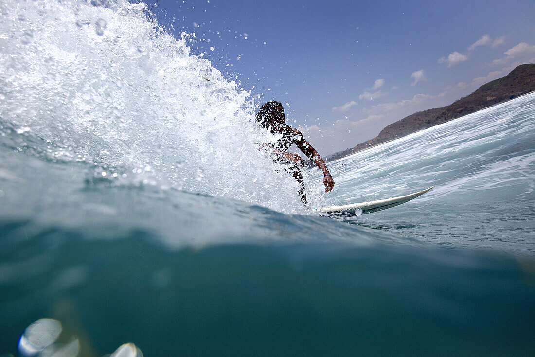 Surfer reitet eine Welle, Jakarta, Java, Indonesien