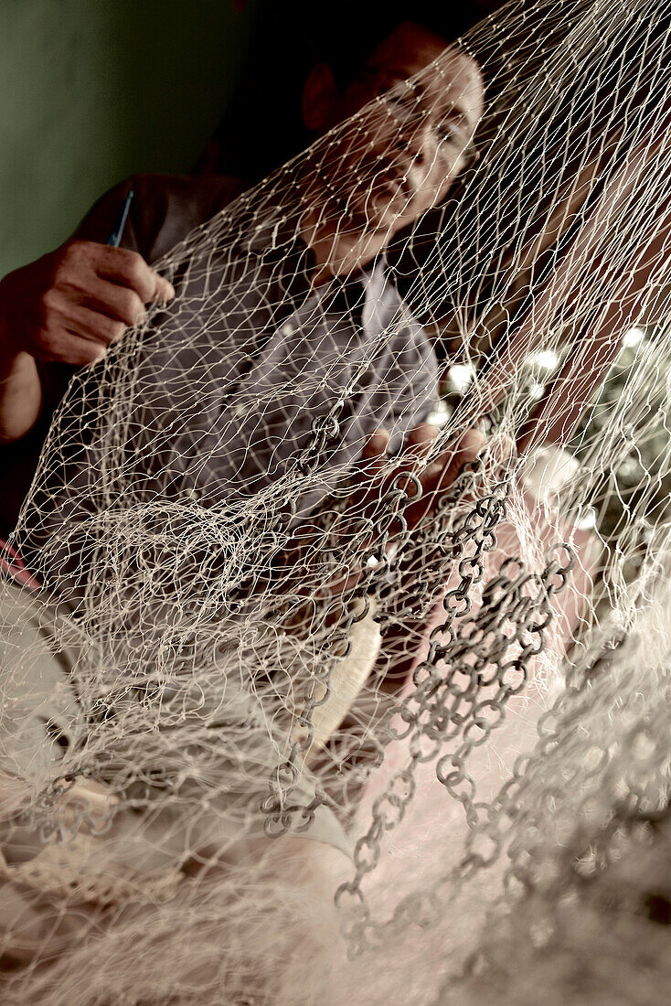 Fischer repariert Fischernetz, Mataram, Lombok, Indonesien