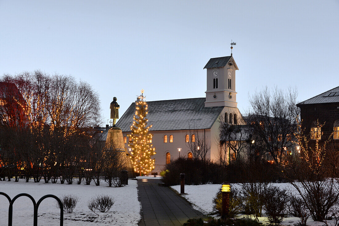 Weihnachten an Dom und Parlament in der Altstadt von Reykjavik im Winter, Island