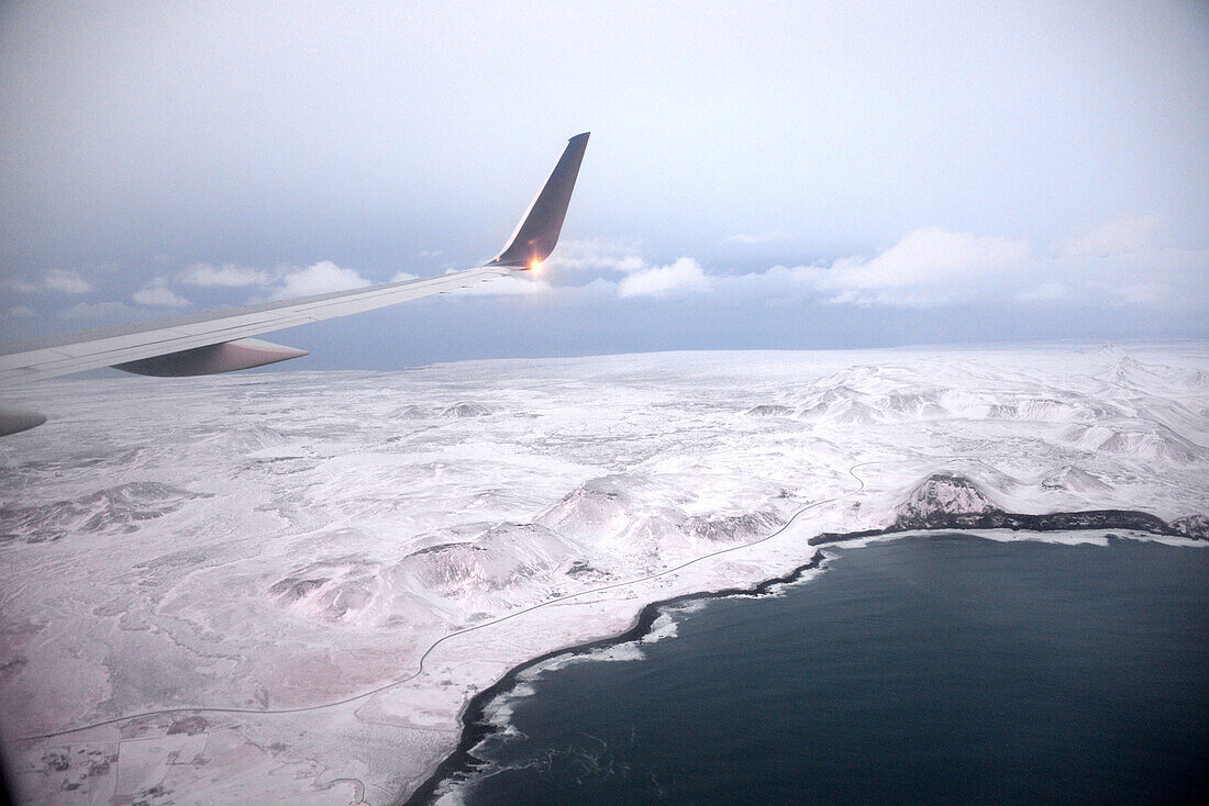 Überflug der Küste bei Grindavik auf der Halbinsel Reykjanes, Island im Winter, Island