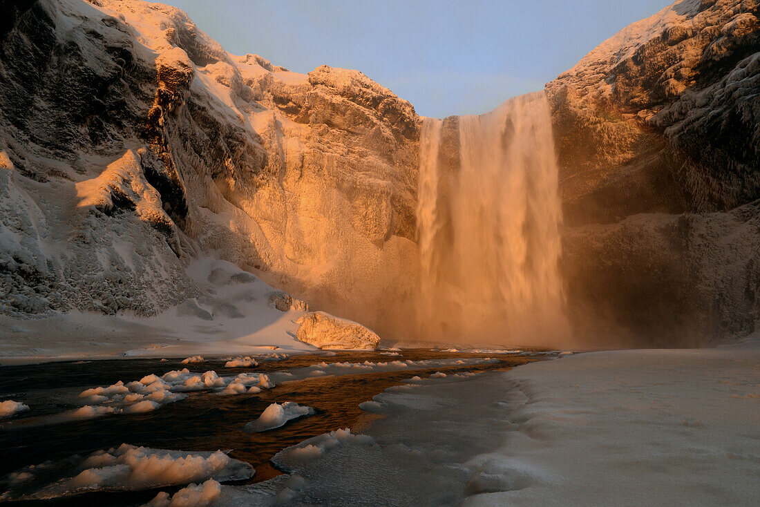 Skogar Wasserfall an der Küste unter dem Porsmörk, Südisland im Winter, Island