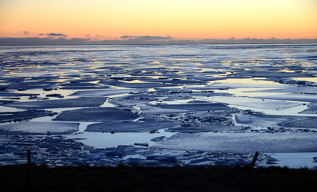 Eisschollen im Meer an der Ringstraße, Küste unter dem Porsmörk, Südisland im Winter, Island