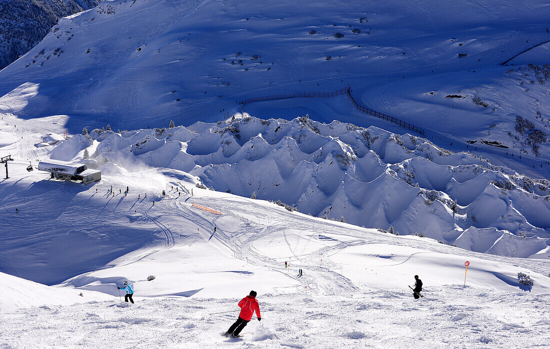 Leute beim Skifahren, Skigebiet von Lech am Arlberg, Gipslöcher, Winter in Vorarlberg, Österreich