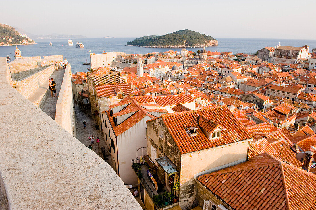 Blick über Hausdächer auf Elaphiten, Dubrovnik, Kroatien