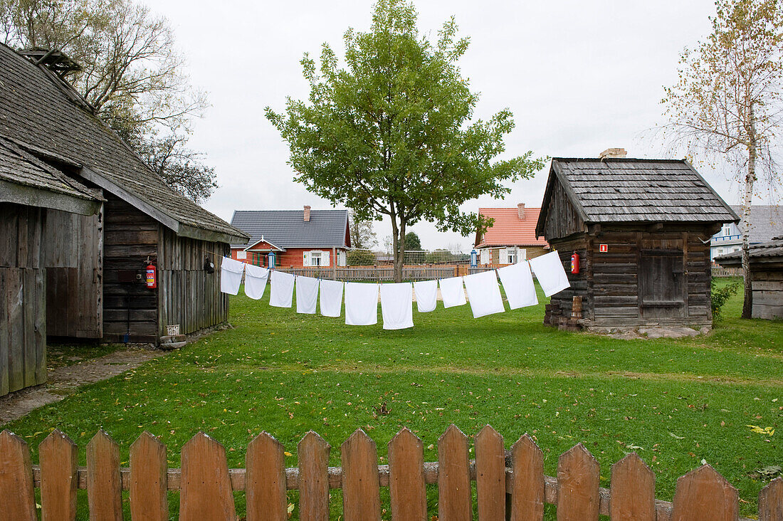 Wäscheleine zwischen Holzhäuser, Siolo Budy, Bialowieza-Nationalpark, Woiwodschaft Podlachien, Polen