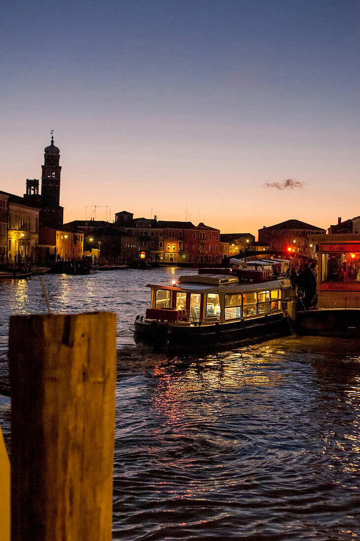 Vaporetto am Abend, Venedig, Venetien, Italien