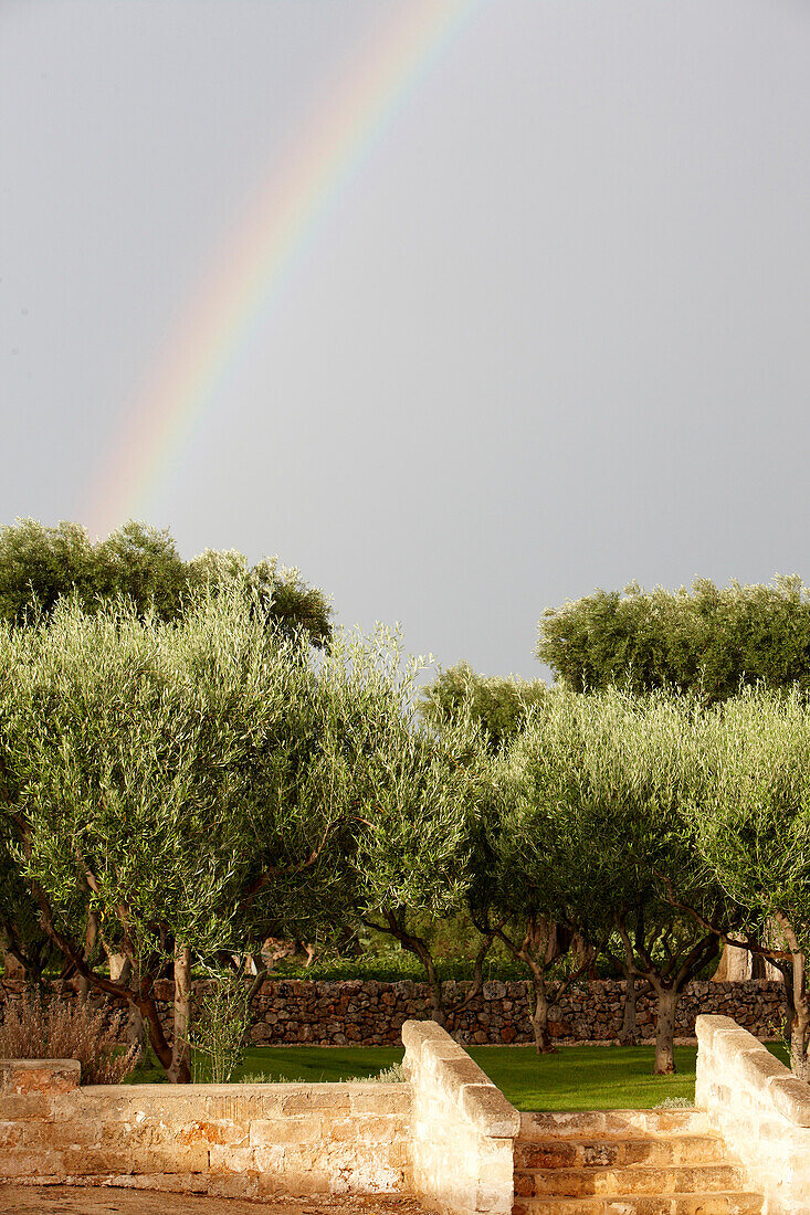 Blick mit Regenbogen, Masseria, Alchimia, Apulien, Italien