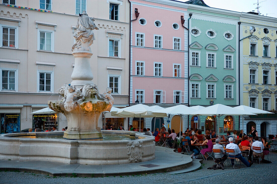 Residenzplatz mit dem Wittelsbacherbrunnen, Passau, Niederbayern, Bayern, Deutschland