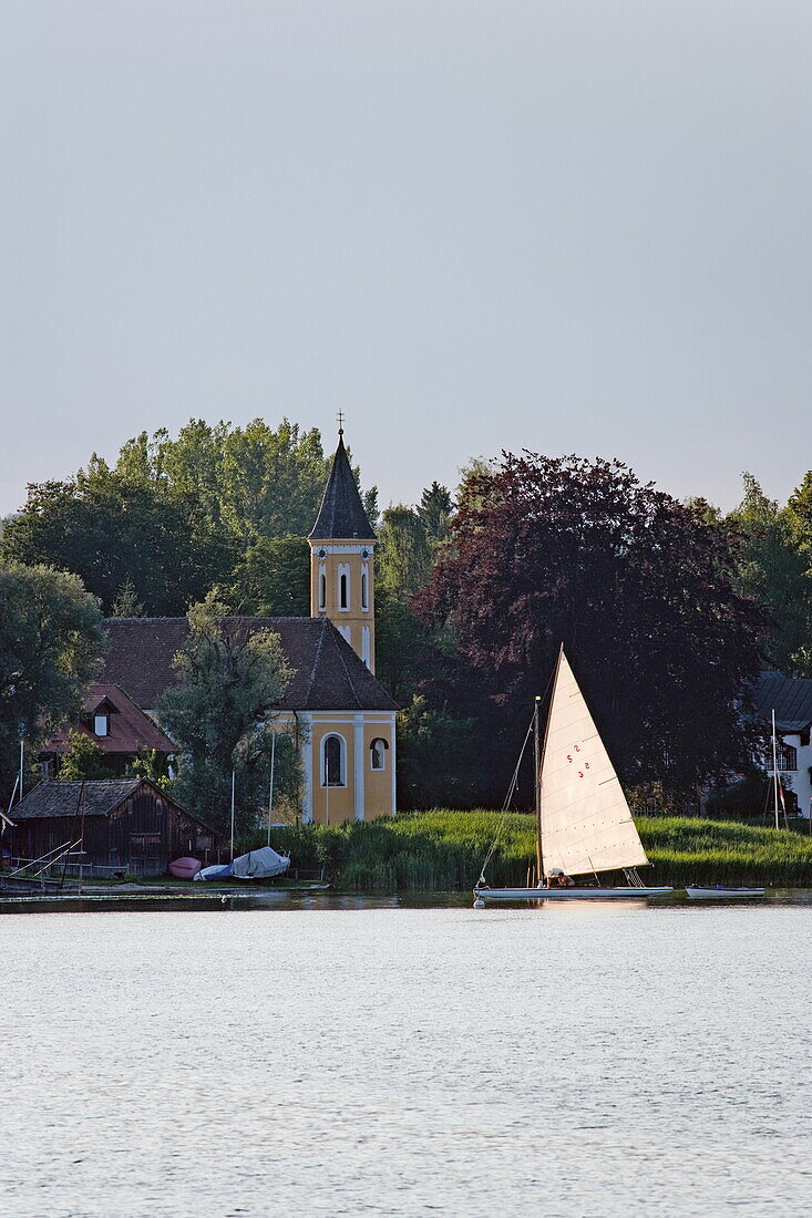 Sailing boat and St Alban chapel, Diessen, Ammersee, Upper Bavaria, Bavaria, Germany