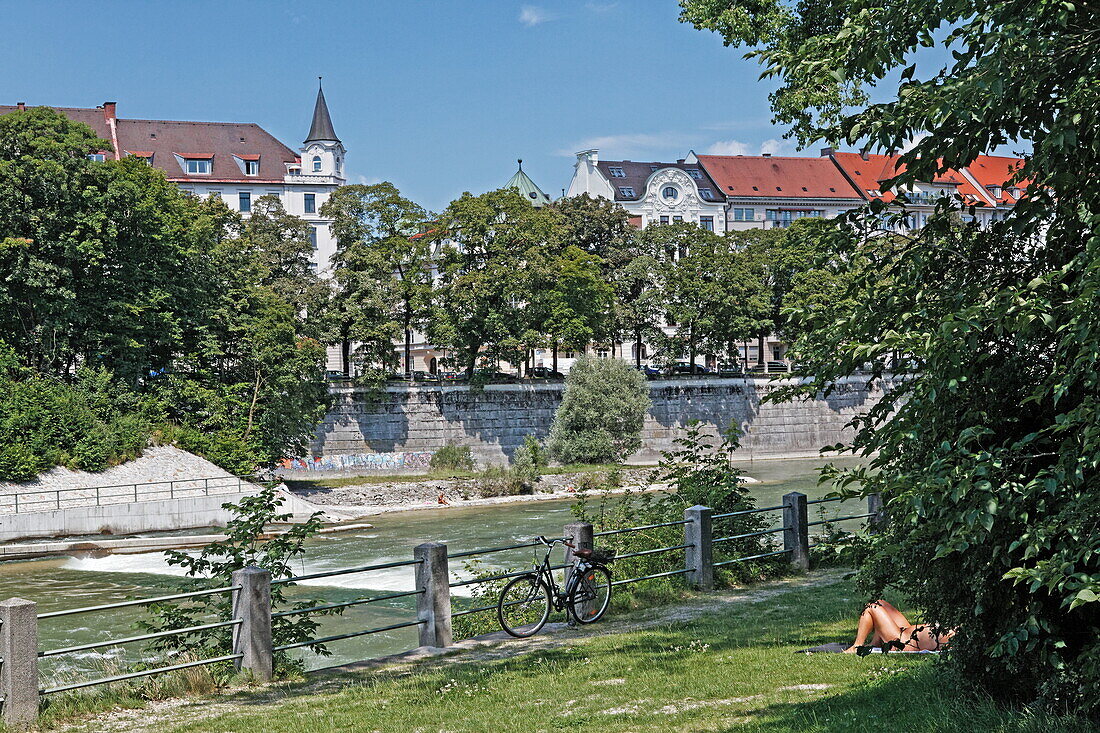 Ostufer der Isar mit Blick auf das Lehel, München, Oberbayern, Bayern, Deutschland