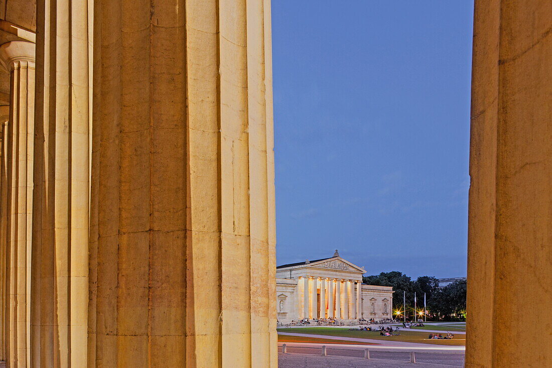 Blick durch die Säulen der Propyläen auf die Glyptothek, Königsplatz, München, Oberbayern, Bayern, Deutschland