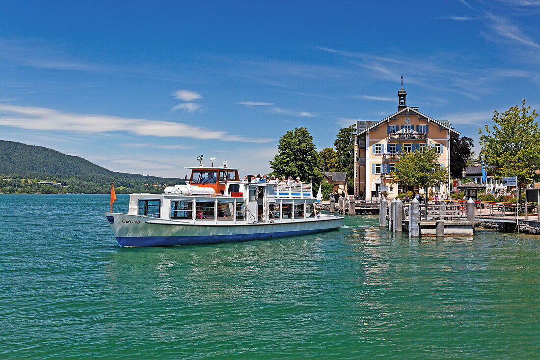 Bootsanlegestelle und Rathaus, Tegernsee, Oberbayern, Bayern, Deutschland