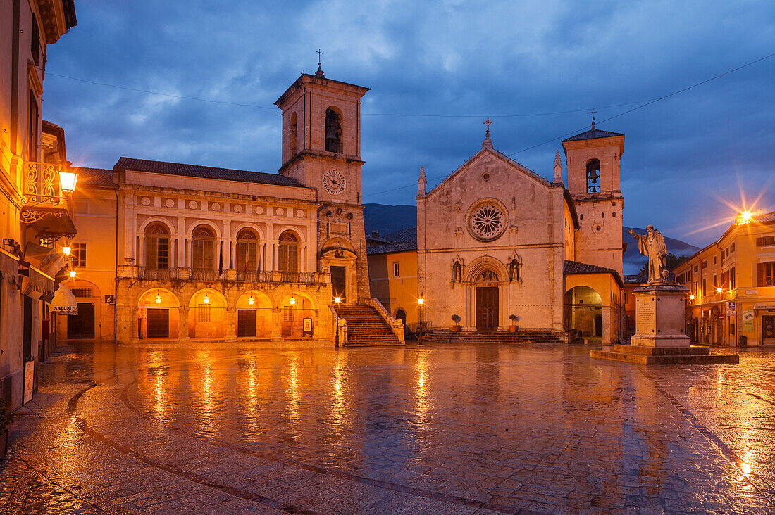 Piazza San Benedetto, Platz mit Denkmal für St. Benedikt, Palazzo Comunale Rathaus und Basilica di San Benedetto, Nurcia, Norcia, Valnerina, Tal der Nera, Provinz Perugia, Umbrien, Italien, Europa