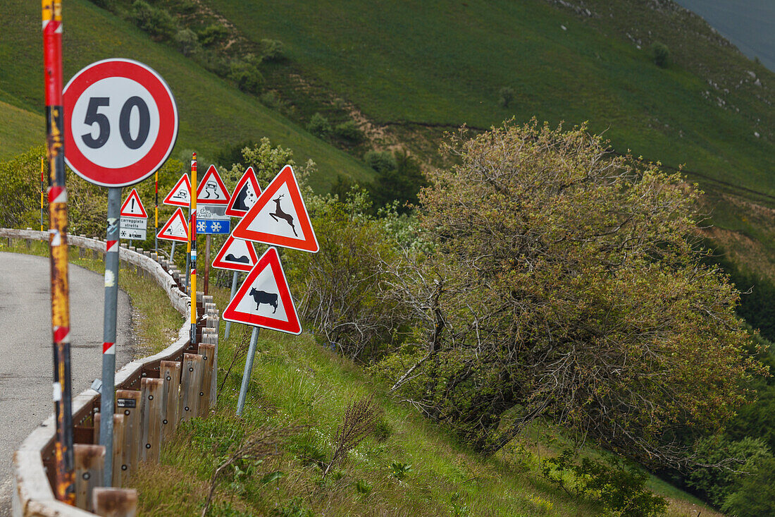 Verkehrsschilder, Passstrasse zum Piano Grande, Hochebene bei Castelluccio, Monti Sibillini, Sibillynische Berge, Apennin, Gebirge, bei Norcia, Provinz Perugia, Umbrien, Italien, Europa