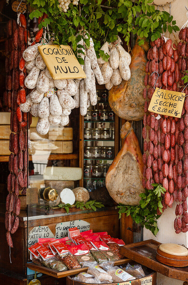 Sausages and ham in a delicatessen shop, Norcineria, Valnerina, valley of Nera river, Nurcia, Norcia, province of Perugia, Umbria, Italy, Europe