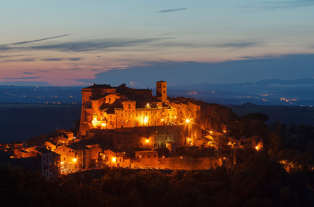 Bomarzo bei Nacht mit Palazzo Orsini, Orsini Palast aus dem 16. Jhd und Santa Maria Assunta, Bomarzo, Provinz Viterbo, Latium, Italien, Europa