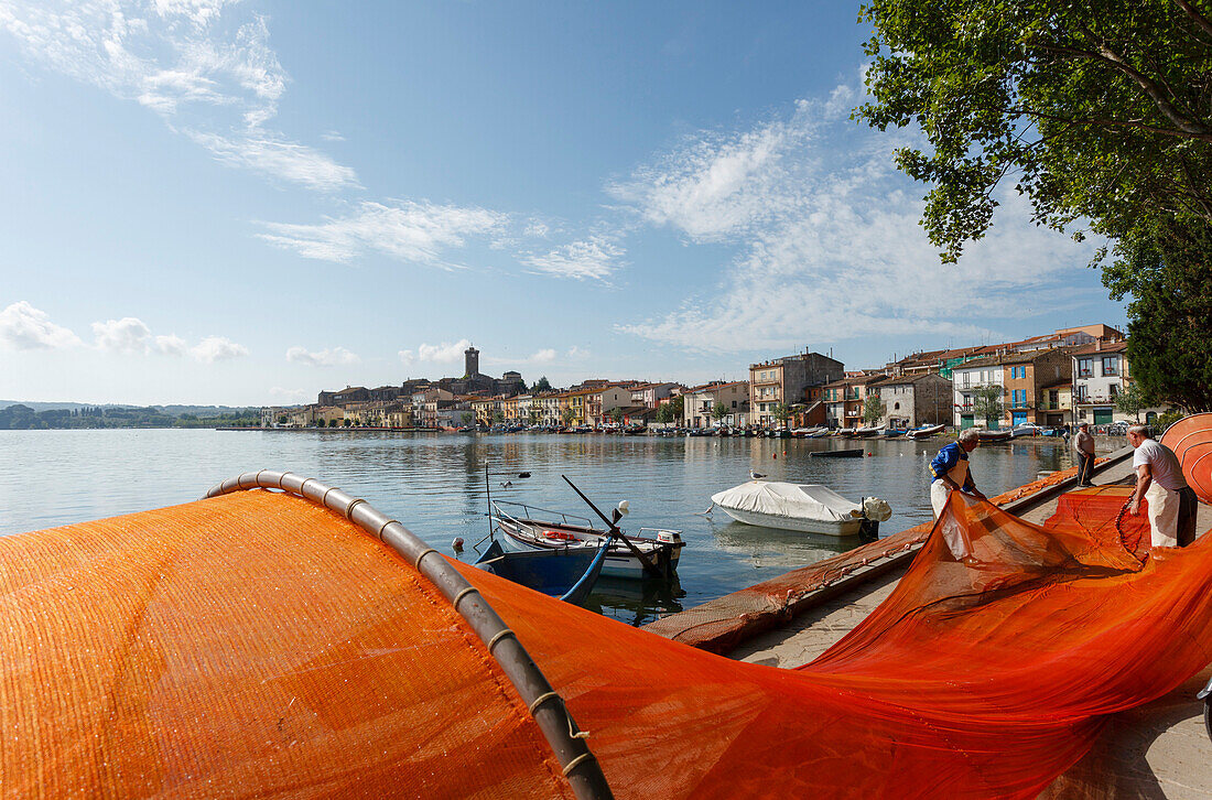 Fischer mit Reuse am Seeufer, Marta, Lago di Bolsena, Kratersee, vulkanisch, Provinz Viterbo, Latium, Italien, Europa