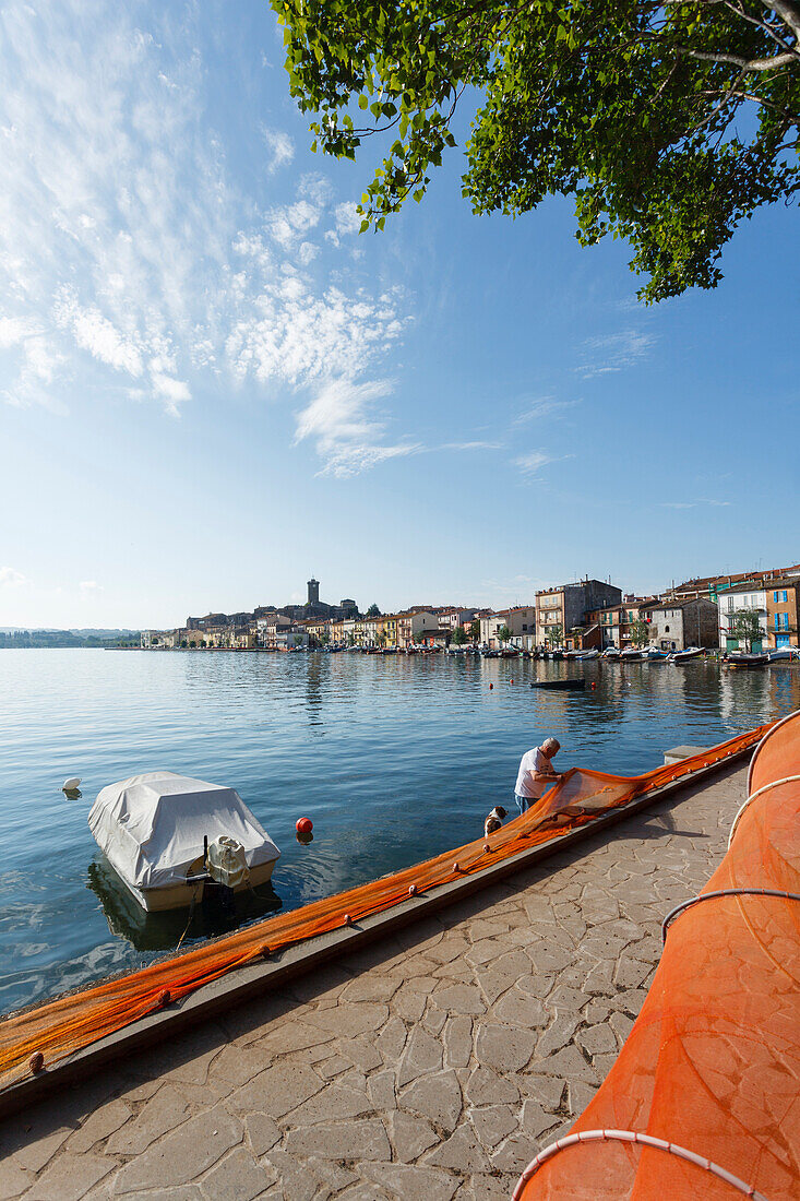 Fischer mit Reuse am Seeufer, Marta, Lago di Bolsena, Kratersee, vulkanisch, Provinz Viterbo, Latium, Italien, Europa