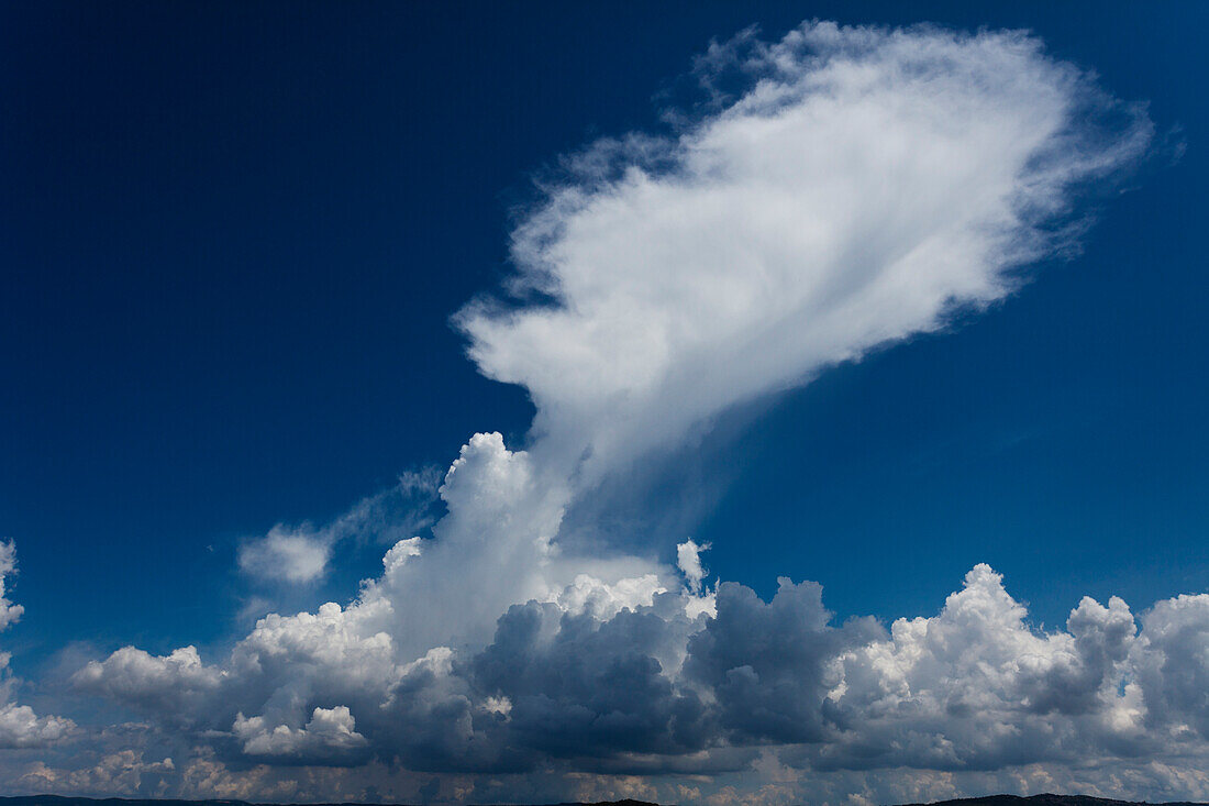 Cumulus clouds above lake Lago di Bolsena, Isola Martana im Hintergrund, crater lake of volcanic origin, near Montefiascone, province of Viterbo, Lazio, Italy, Europe