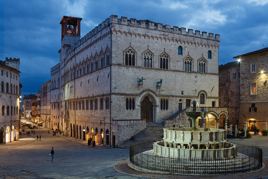 Fontana Maggiore, fountain, Palazzo Comunale, town hall, Piazza 4 Noviembre, square, Corso Vanucci, street, from the stairs to Duomo San Lorenzo, Perugia, provincial capital, Umbria, Italy, Europe