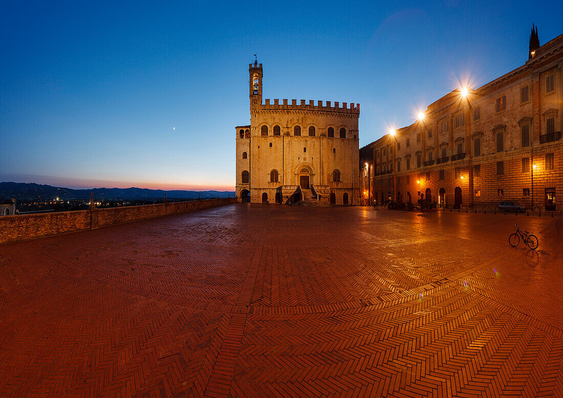 Palazzo dei Consoli, Rathaus aus dem 14. Jhd, Piazza della Signoria, Piazza Grande, Hauptplatz in der Altstadt von Gubbio, Stadt, Franziskus von Assisi, Via Francigena di San Francesco, Franziskusweg, Gubbio, Provinz Perugia, Umbrien, Italien, Europa