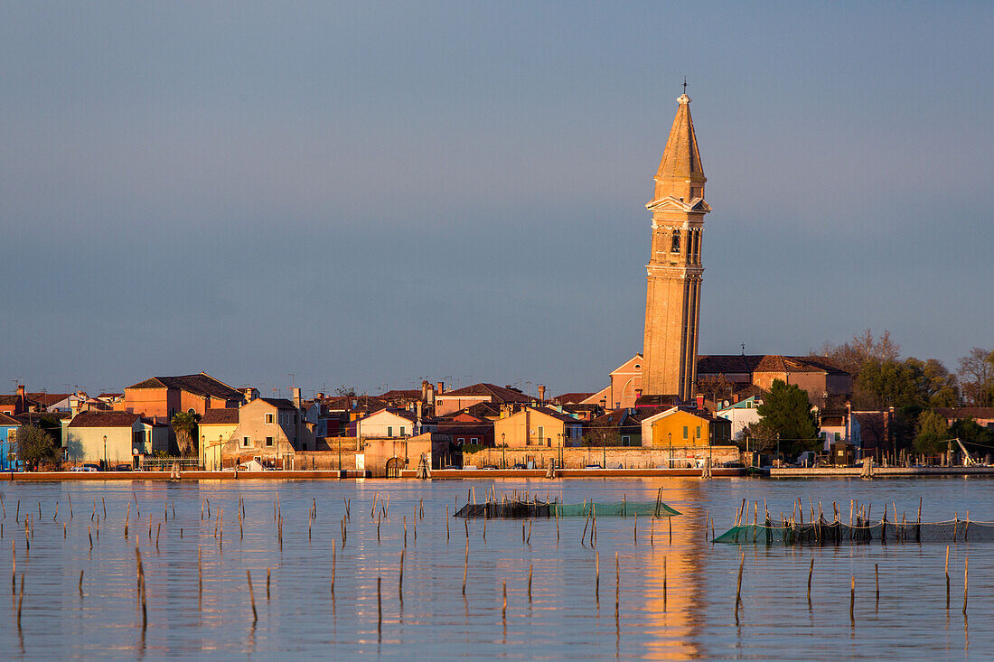 Lagune von Venedig, Insel Burano, schiefer Kirchturm, Fischerdorf, bunte Fassaden, Fischernetze, Salzwiesen,Italien