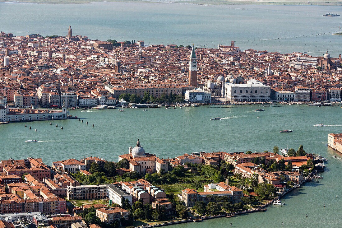 Stadtansicht Venedig, Insel Giudecca aus der Luft, Gärten, San Marco, Campanile,Italien
