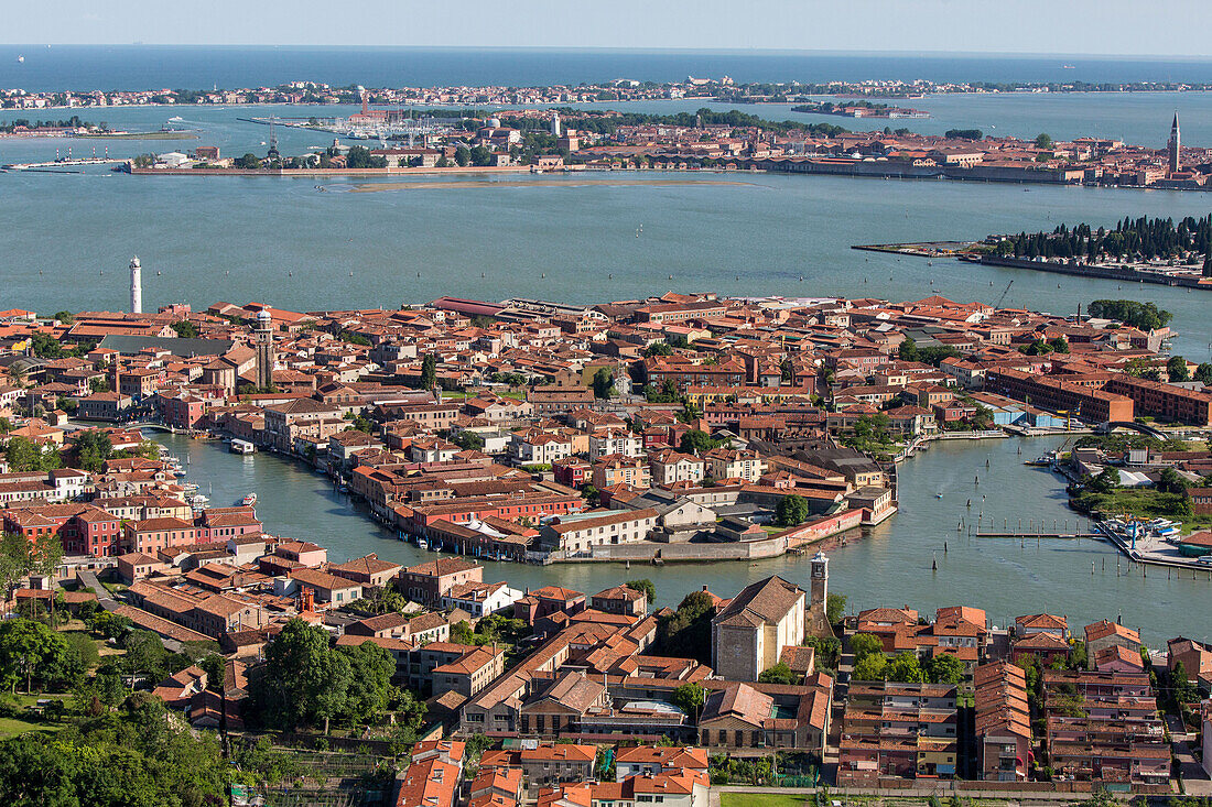 Lagune von Venedig aus der Luft, Insel der Glasbläser, Glasindustrie, Murano, Italien