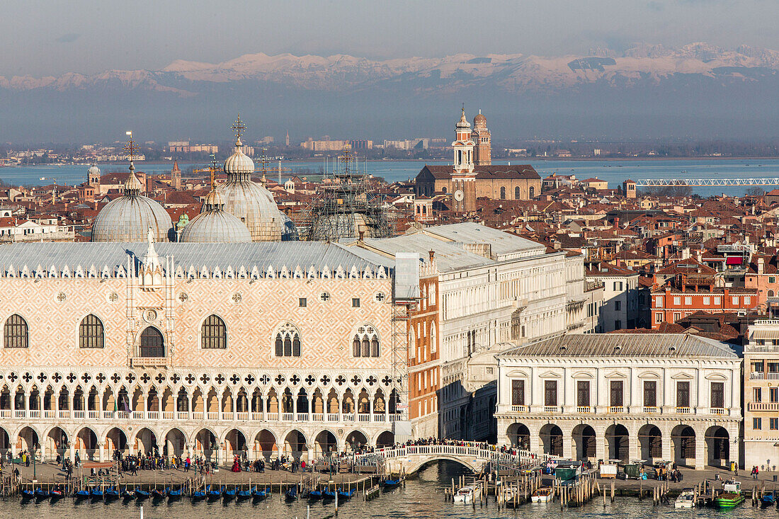 Stadtansicht Venedig, San Marco, Campanile, im Hintergrund schneebedeckte Alpen, Venedig, Italien