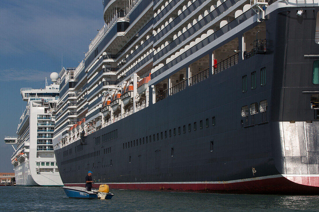 No Grandi Navi, riesiges Passagierschiff, liegt vor Anker, Passagierhafen, Venedig, Italien