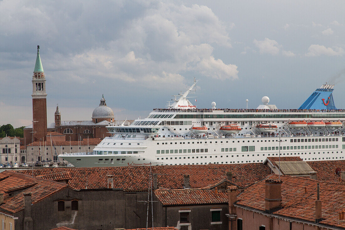 No Grandi Navi, riesiges Passagierschiff in Giudecca Kanal, Stadtansicht Venedig, Italien