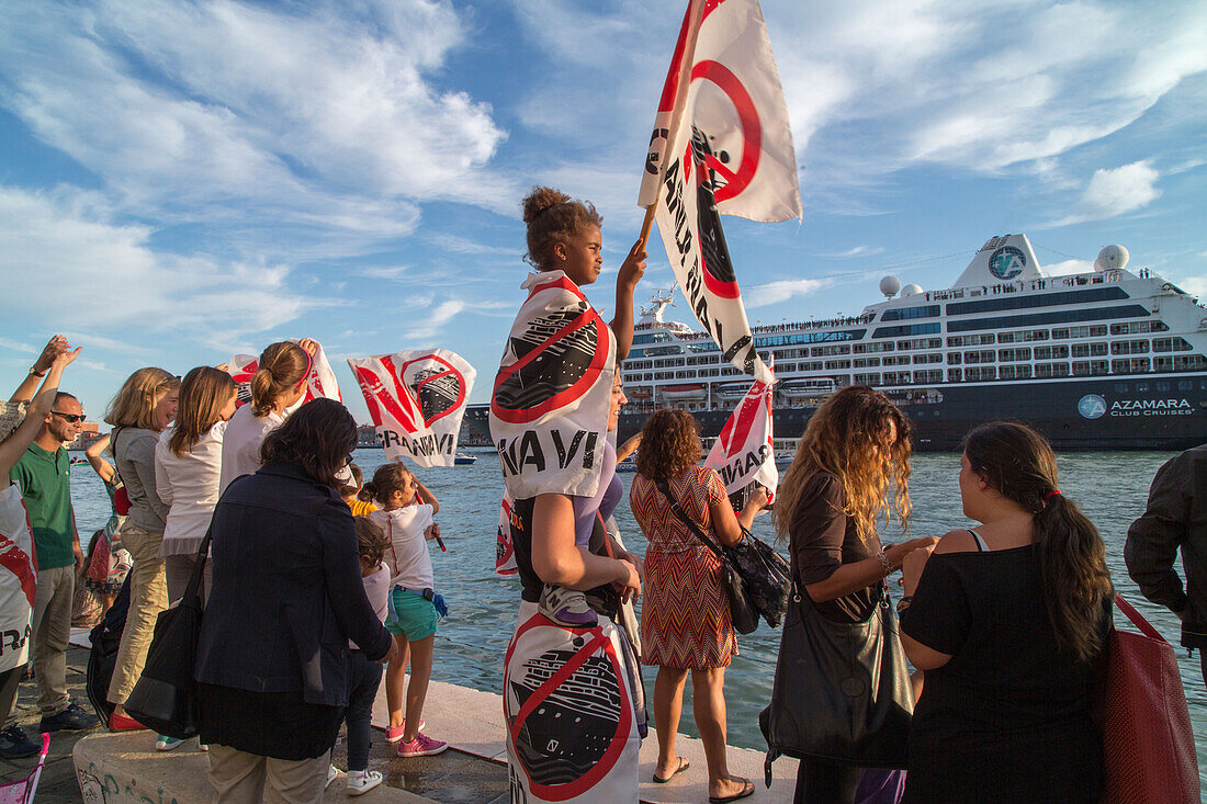 No Grandi Navi, Bürgerinitiative, Demonstranten demonstrieren am Zaterre Kai gegen die riesigen Passagierschiffe im Giudecca Kanal, Venedig, Italien