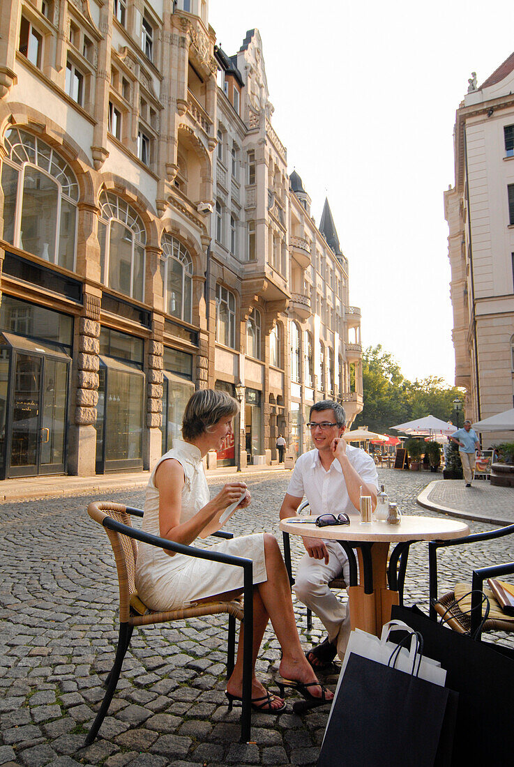 Couple in a pavement cafe, Barfussgaesschen, Leipzig, Saxony, Germany