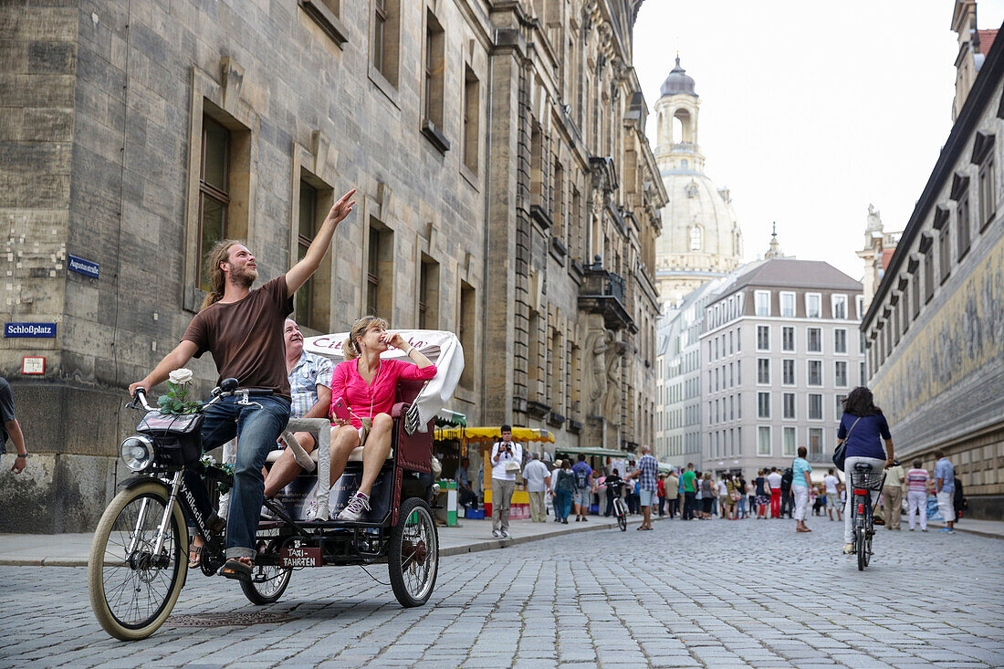 Touristen in einer Fahrradrikscha, Fürstenzug am Dresdner Schloss, Altstadt, Dresden, Sachsen, Deutschland