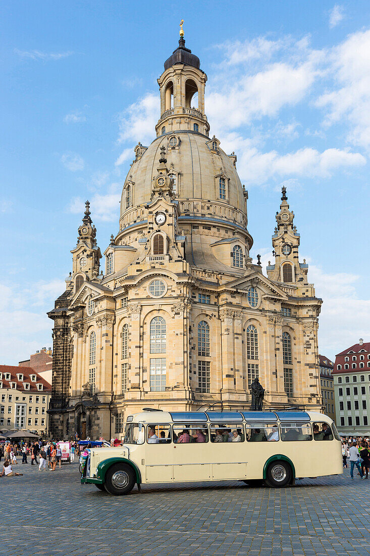 Alter Bus vor der Frauenkirche, Dresden, Sachsen, Deutschland
