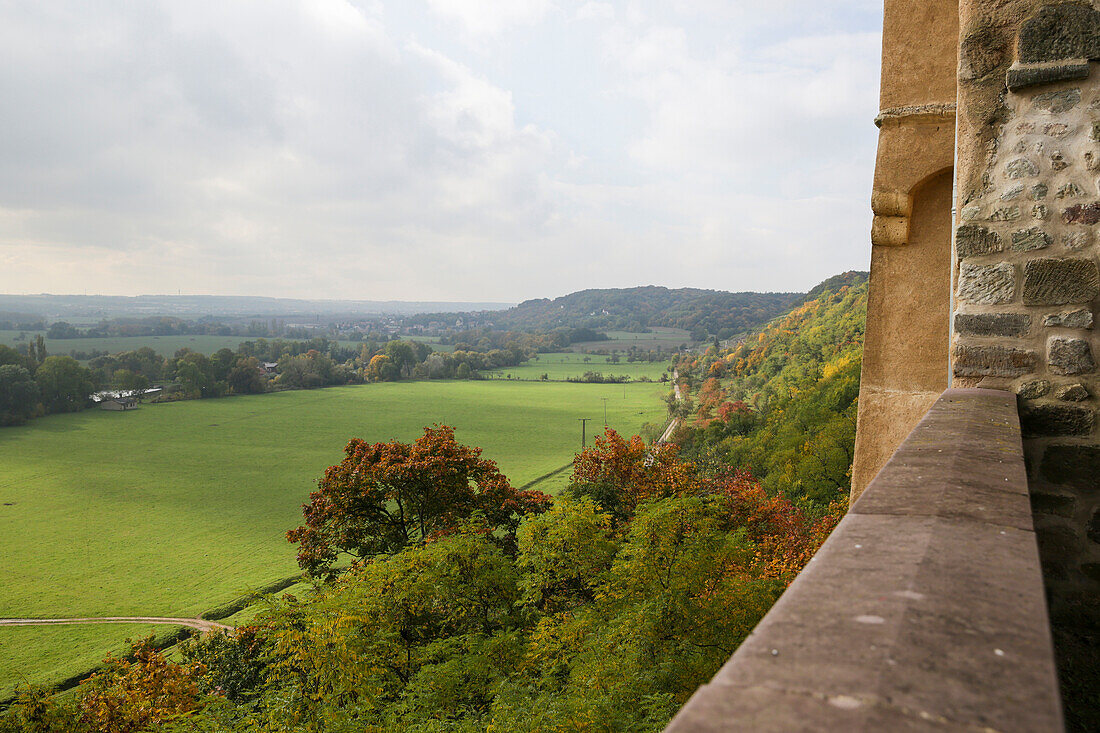Blick vom Schloss Goseck auf Landschaft, Goseck, Sachsen-Anhalt, Deutschland