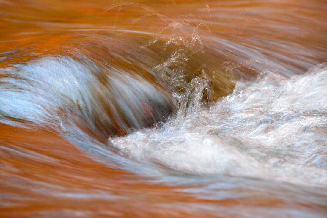 Fließendes Wasser im Bach, Würmtal, Starnberg, Oberbayern, Bayern, Deutschland