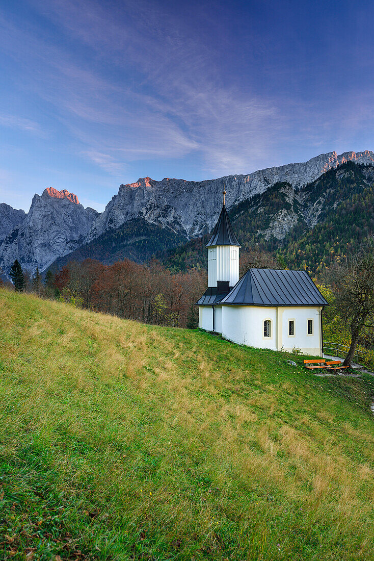 Antoniuskapelle vor Wilder Kaiser mit Gamshalt, Ellmauer Halt und Kopfkraxen, Antoniuskapelle, Kaisertal, Wilder Kaiser, Kaisergebirge, Tirol, Österreich